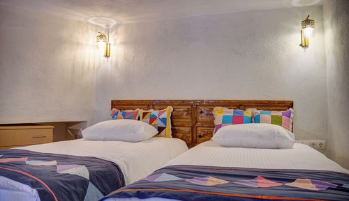 106 Family Suit Room