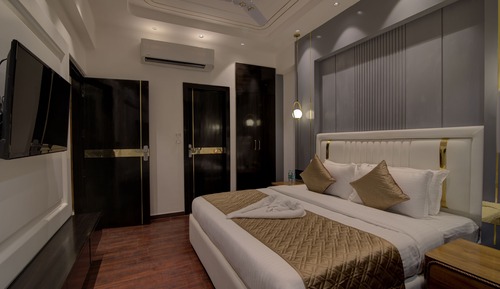 Suite Room with bathtub