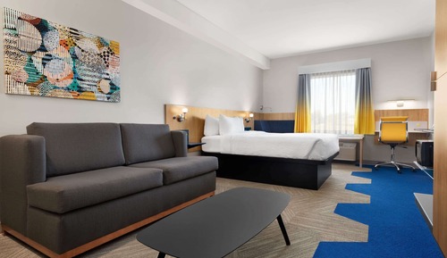 Suite, 1 Queen Bed, Non Smoking (Shower Only)