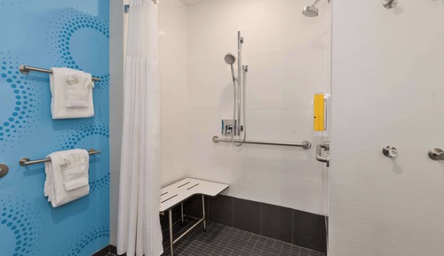 Room, 2 Queen Beds, Accessible (Roll-In Shower)