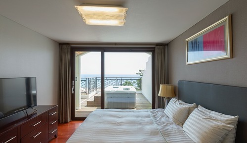 Gold Suite (Kitchen/Ocean View/Bed)