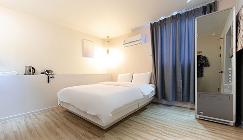 Room (Premium (Netflix available) (with sty)