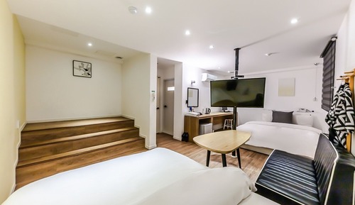 Room (Deluxe Twin B (Netflix personal accou)