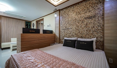 Room (VIP Couple Room - Gaming PC (Netflix )