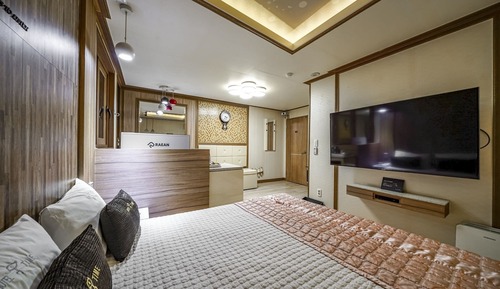 Room (Standard room - gaming PC (Netflix & )