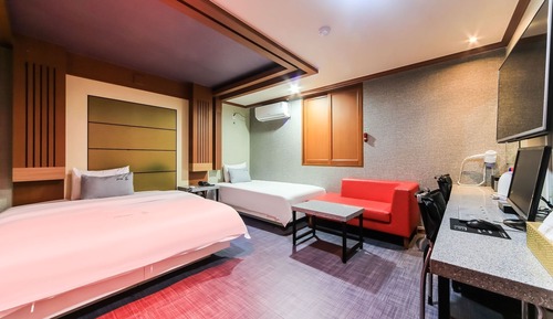 Room (Twin (Netflix Available))