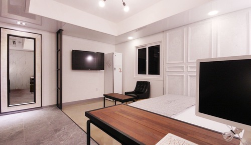 Room (Deluxe (Netflix viewing available gam)