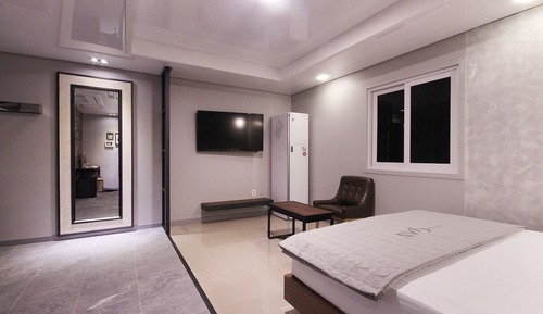 Room (Standard (Netflix viewing available g)