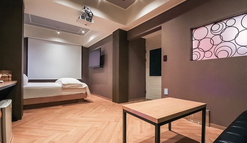 Room (Suite gaming room (baggable large scr)