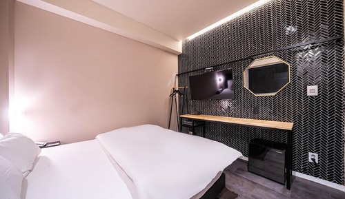 Room (Premium (Netflix Available))