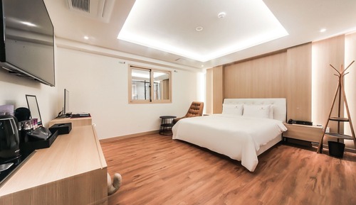 Room (1 parking space per room (pc + Netfli)