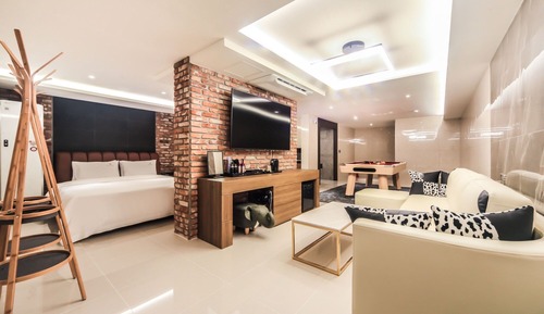 Room (Family Room (Phone Inquiry/2PC/Netlif)