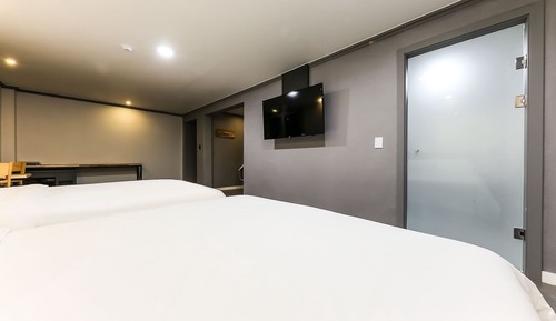 Room (Twin (Netflix Available))