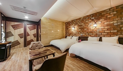 Room (TWIN (PC Double + Double Bed Netflix )