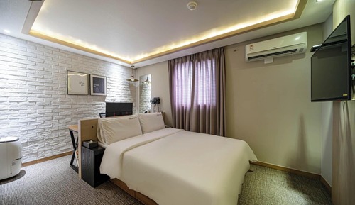 Room (RenewalDeluxe Gaming 1PC (1PC Netflix)