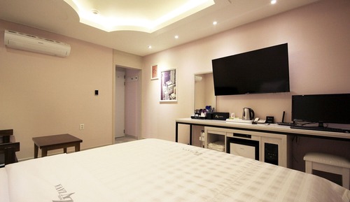 Room (Standard (Free Netflix viewing))