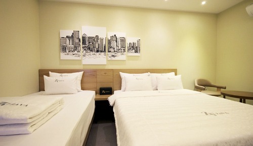 Room (Twin (Free Netflix viewing))