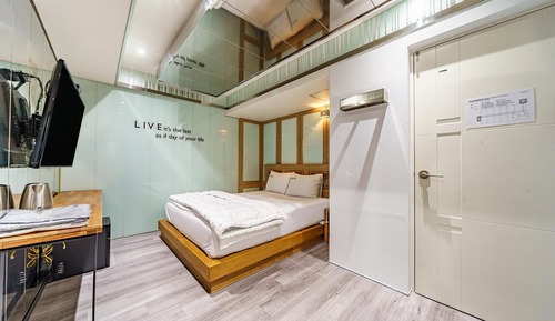 Room (Deluxe A (Styler Netflix))