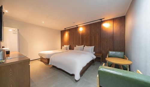 Room (Twin (Netflix))