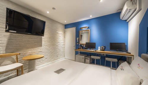 Room (Deluxe (Netflix Available))