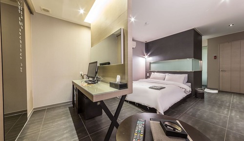 Room (Deluxe Double B (70 inch TV Netflix W)