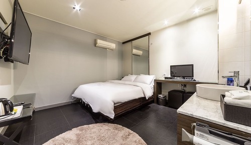 Room (Standard (70-inch TV Netflix Watcha T)