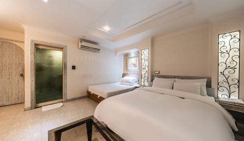 Room (Deluxe - Twin (65-inch TV NETFLIX ava)