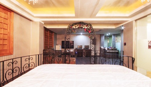 Room (VIP (VOD viewing available/large bath)