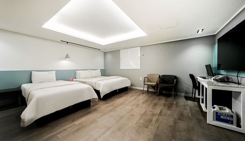 Room (Twin deluxe room (double bed + single)