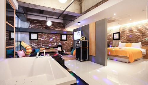 Room (Play-Party Room (for 4 people 2 PC ba)