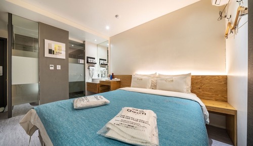 Room (Deluxe - Bathtub Netflix (65-inch TV )