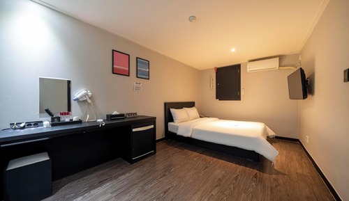 Room (Premium (Netflix Disney+ TVING Watcha)