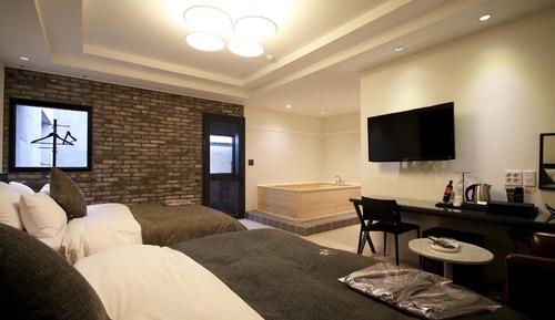 Room (Glamping Room (Netflix available))