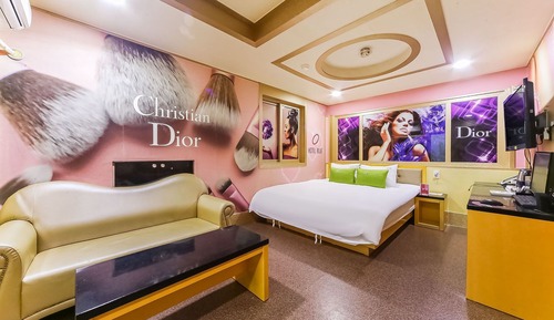 Room (Special (Netflix Available Bathtub))