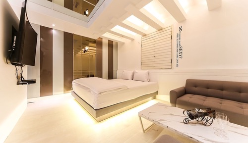 Room (Deluxe (Available to watch Netflix/TV)