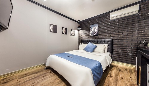 Room (Premium (Netflix available))