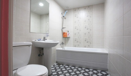 Room (Premium (Netflix Disney+ [Can be watc)