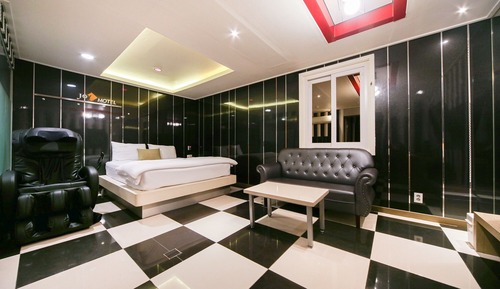 Room (Special (Netflix available))