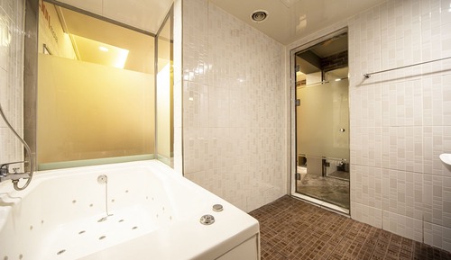 Room (VIP B (Netflix available / Gaming Cou)