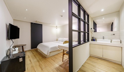 Room (Standard room (available for watching)