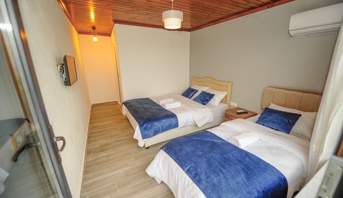 Deniz manzarali 3 kisilik Oda