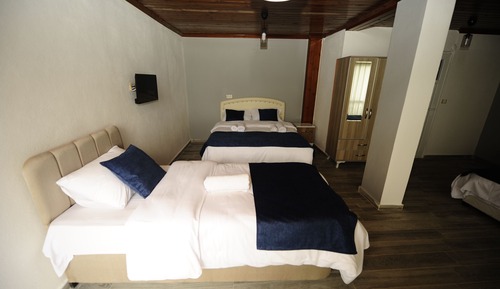 Deniz Manzarali 5 kisilik Oda