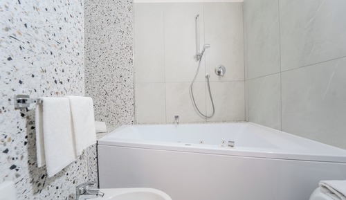 Queen Suite with Spa Bath