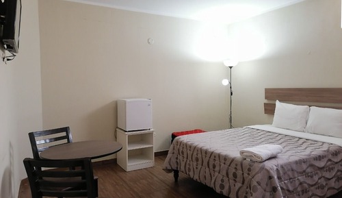 Business Room, 1 Queen Bed, Refrigerator