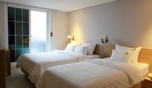 Room (Suite A (queen & single bed/pool not )