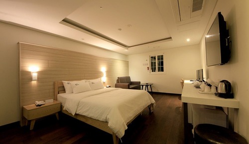 Room (Standard late check-out (accommodatio)