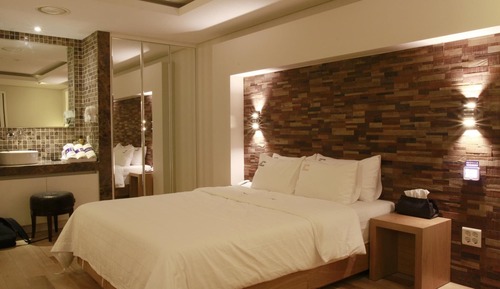 Room (Standard game room (GTX 3060 32" moni)