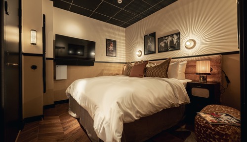 Dark at JQ No windows