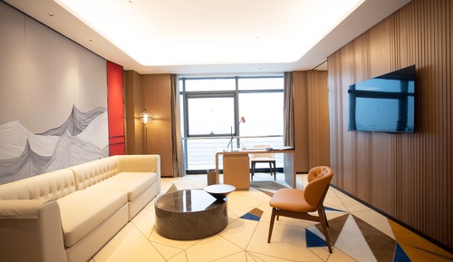 Executive Suite, 1 King Bed, Smoking