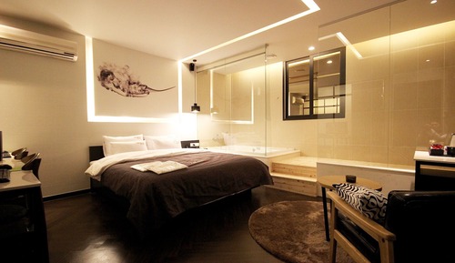 Room (Sweet-window bathtub (netflix availab)